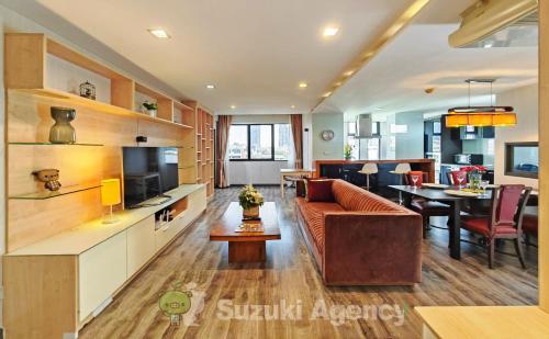 een woonkamer met een bank en een tafel bij W8 Condo 2Bedroom Luxury Private floor Penthouse in Central BKK in Bangkok