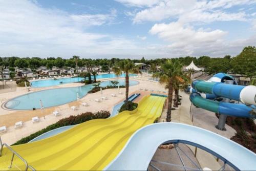 een groot waterpark met een glijbaan en een zwembad bij Camping Carabasse Vias plage. in Vias