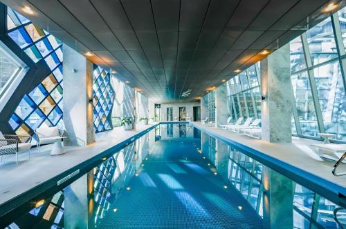 - une piscine avec vitraux dans un bâtiment dans l'établissement WSP Spencer St Premium Luxury, à Melbourne
