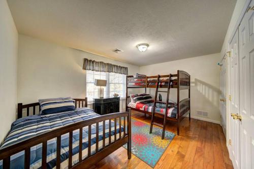 Poschodová posteľ alebo postele v izbe v ubytovaní Stunning Lakefront Home - Swim, Fish, Kayak, HotTub