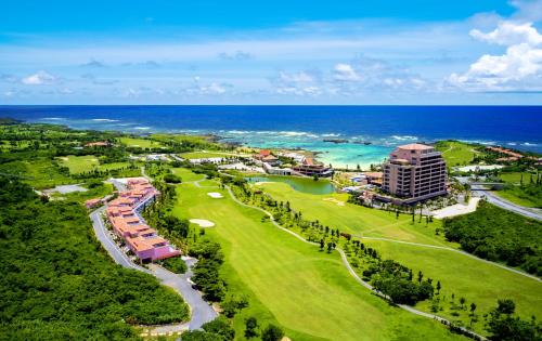 una vista aérea de un campo de golf cerca del océano en Hotel Shigira Mirage, en Isla Miyako