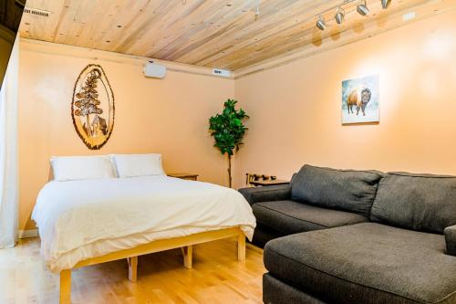 um quarto com uma cama e um sofá em Portland Urban Lodge, Quiet, Walkable, Near em Portland