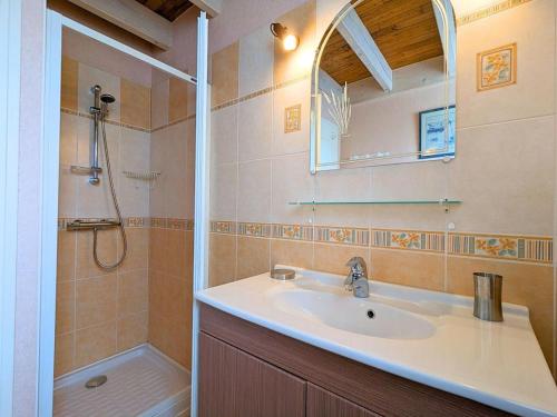 Koupelna v ubytování Gîte Saint-Genis-d'Hiersac, 3 pièces, 4 personnes - FR-1-653-162