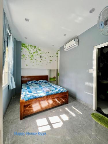 sypialnia z łóżkiem w pokoju w obiekcie Căn Lucky w mieście Vung Tau