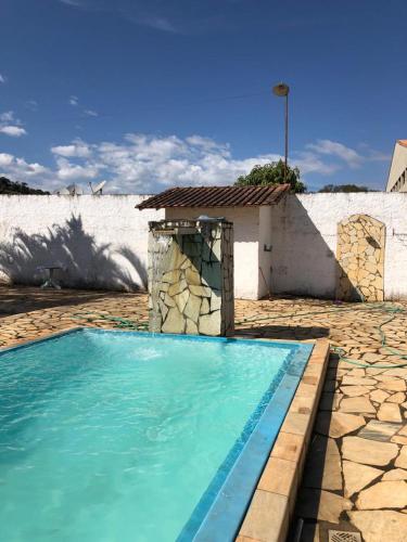 Kolam renang di atau dekat dengan Casa de campo com piscina, mesa de bilhar e 3 quartos