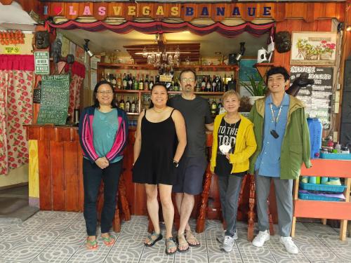 un grupo de personas de pie en frente de un bar en Las vegas lodge and restaurant, en Banaue