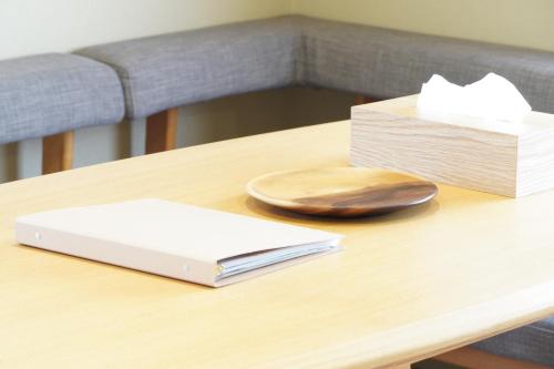 a table with a laptop and a box of tissues at RIKKA HANASATO in Takayama