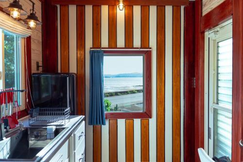 um quarto com uma parede listrada e uma janela em Vacation Village Okinawa - Yambaru em Nakijin