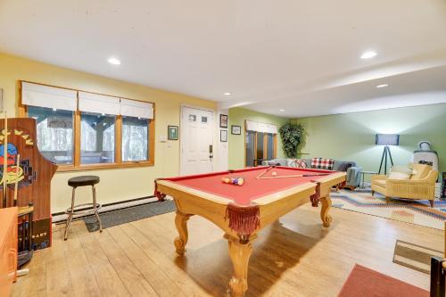 una sala de estar con una mesa de billar. en ⛰⛵️⛱Mt. Maplewood Lodge❤️Seasonal Specials ☆Poconos☆Cabin☆Hot⛷Tub☆Game Room☆, en Pocono Pines