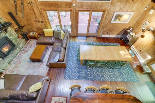 an overhead view of a living room with a couch and a table at ⛰⛵️⛱Mt. Maplewood Lodge❤️Seasonal Specials ☆Poconos☆Cabin☆Hot⛷Tub☆Game Room☆ in Pocono Pines
