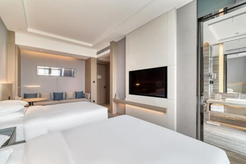 Tempat tidur dalam kamar di Courtyard by Marriott Hangzhou Xihu