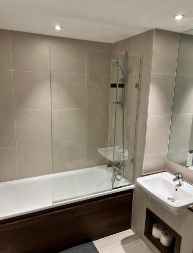 y baño con ducha y lavamanos. en Modern Room with Private Bathroom, en Croydon