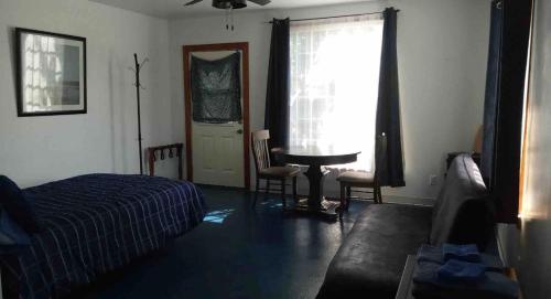 um quarto com uma cama e uma janela em Funky Little Shack em Orick