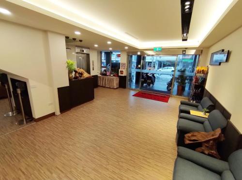 eine Lobby eines Ladens mit Sofa und Kamin in der Unterkunft 富裕商旅 RICH-hotel in Taitung
