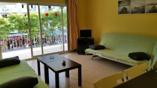 - un salon avec un canapé et une table dans l'établissement Rex Apartment, à Salou