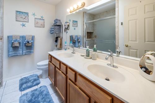 y baño con lavabo, aseo y espejo. en Breezing Southwind - monthly special, en Lake Havasu City