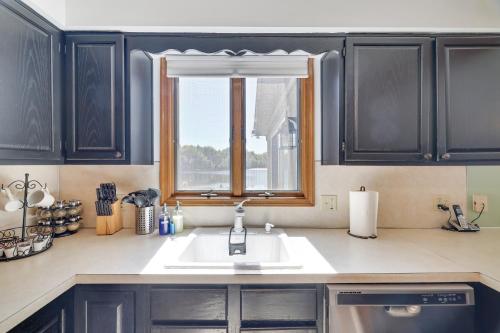 cocina con fregadero y ventana en Mt. Maplewood Lake House, en Blakeslee