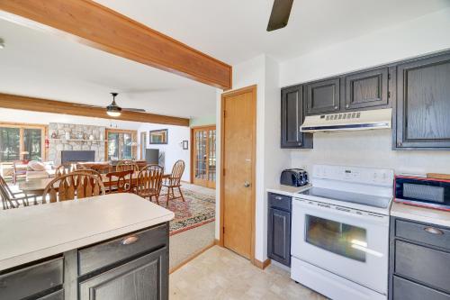 Η κουζίνα ή μικρή κουζίνα στο Mt. Maplewood Lake House