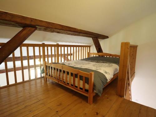 - une chambre avec un lit sur du parquet dans l'établissement Appartement cosy, proche centre, 6 pers, terrasse, parking, WiFi, équipements complets - FR-1-623-290, aux Gets