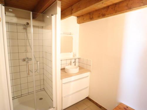une salle de bain avec un lavabo et une douche dans l'établissement Appartement cosy, proche centre, 6 pers, terrasse, parking, WiFi, équipements complets - FR-1-623-290, aux Gets