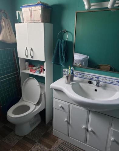 Ένα μπάνιο στο Habitación céntrica San Antonio