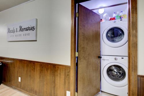 a laundry room with a washer and dryer at The Greenwood in Manhattan