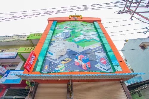 um edifício com uma pintura ao lado dele em Flagship Sri Hari Premium Comforts Near Sandhya Digital 4K Theatre em Bangalore