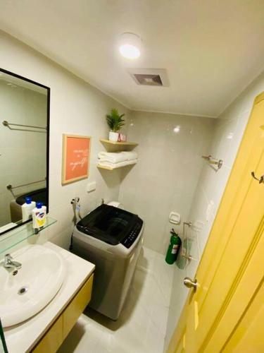 Ένα μπάνιο στο Riverview Two Bedroom Condo at One Spatial Iloilo
