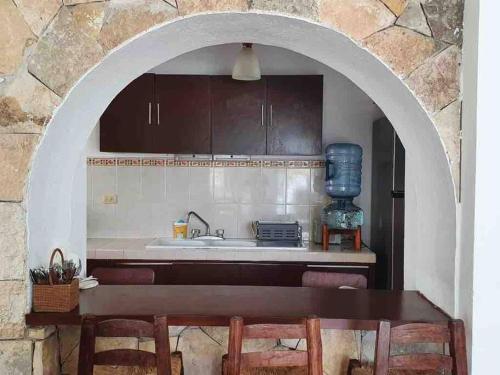 un arco en una cocina con encimera y fregadero en Encantadora casa en la playa de San Bruno., en San Bruno