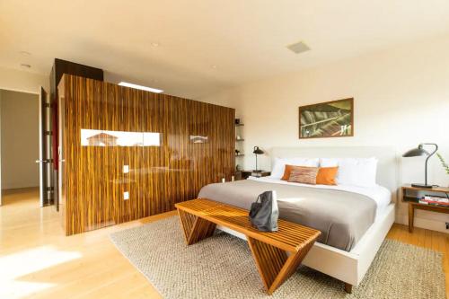 um quarto com uma cama grande e uma parede de madeira em TuCasa Luxury 4 Story Villa in Downtown San Diego Little Italy em San Diego