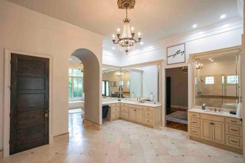 ein großes Badezimmer mit zwei Waschbecken und einem Kronleuchter in der Unterkunft Supreme Luxury for Discerning Tastes in Nashville