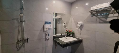 y baño con lavabo y ducha. en Vĩnh Sơn Nội Bài, en Hanói