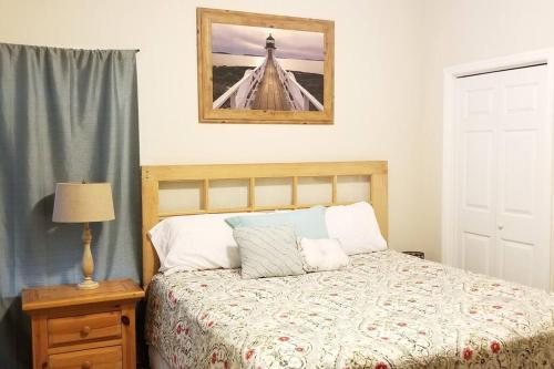 um quarto com uma cama e uma fotografia na parede em McDrifty's Hideaway em Panama City Beach