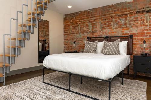 Postel nebo postele na pokoji v ubytování Extra Classy 1 Br Loft With Exposed Brick Downtown