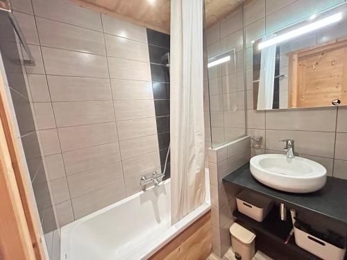 La salle de bains est pourvue d'un lavabo, d'une baignoire et d'un miroir. dans l'établissement Studio Les Gets, 1 pièce, 4 personnes - FR-1-623-231, aux Gets