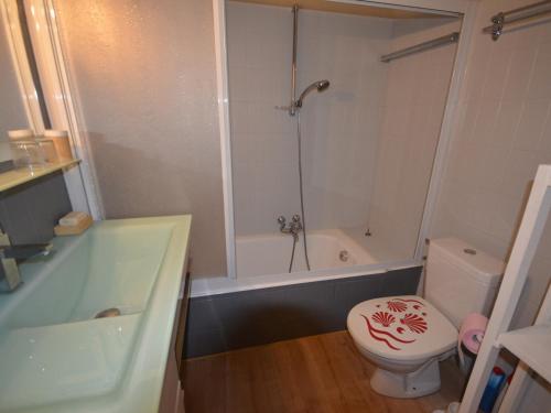 une salle de bain avec toilettes et baignoire dans l'établissement Studio cosy près des pistes avec garage privé - FR-1-623-28, aux Gets