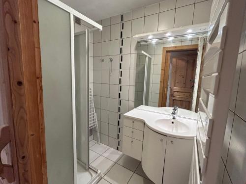 une salle de bain blanche avec un lavabo et un miroir dans l'établissement Appartement aux Gets - Terrasse, Cheminée, Proche Centre, Classé 2 Étoiles, 4 Pers. - FR-1-623-185, aux Gets