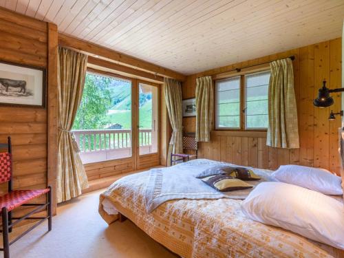 um quarto com uma cama num quarto com paredes de madeira em Appartement Modane, 5 pièces, 8 personnes - FR-1-694-329 em Modane