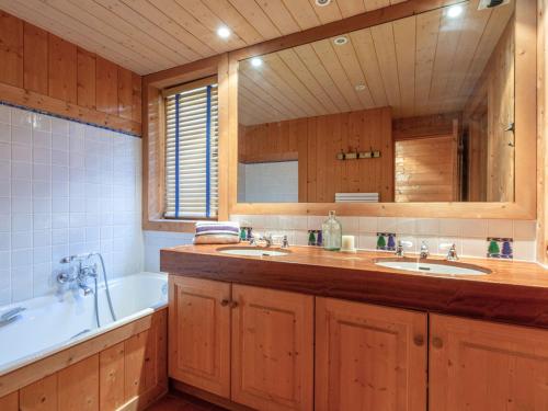 une salle de bain avec deux lavabos et une baignoire dans l'établissement Duplex de standing au pied des pistes avec cheminée, terrasse et garage – Modane - FR-1-694-329, à Val dʼIsère