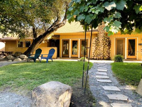 Κήπος έξω από το Sequoia Cabin by the River