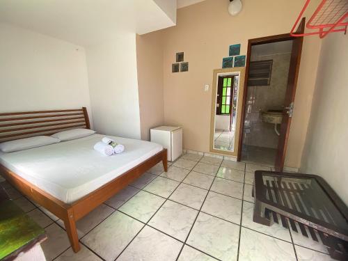 1 dormitorio con 1 cama y ducha a ras de suelo en Pousada Casa da Pedra, en Búzios