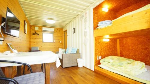 宇部にあるPanari-パナリのベッド1台とシンクが備わる小さな客室です。