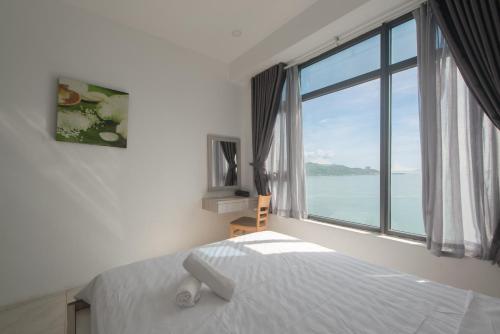 um quarto com uma cama e uma grande janela em Căn hộ Mường Thanh Viễn Triều - Review Nha Trang em Nha Trang