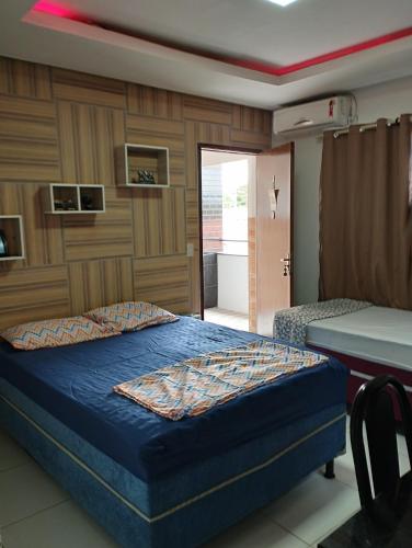 ein Schlafzimmer mit einem Bett und einem Tisch darin in der Unterkunft Kit Nets D+ in Baixio