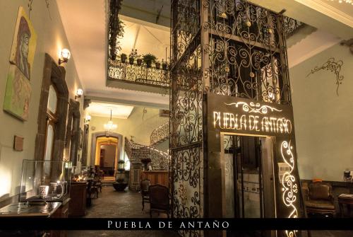 un vestíbulo de un edificio con una puerta de hierro forjado en Hotel Puebla de Antaño, en Puebla