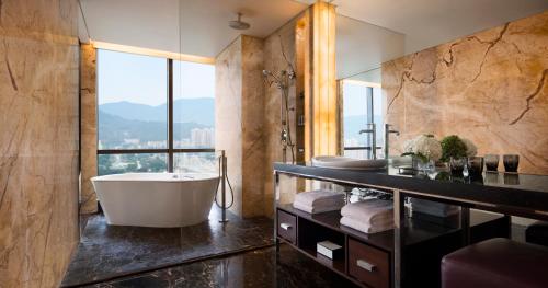 深圳的住宿－金茂深圳 JW 万豪酒店，带浴缸的浴室和大窗户