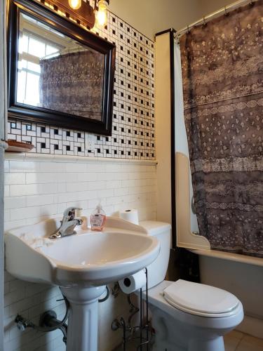 La salle de bains est pourvue d'un lavabo et de toilettes. dans l'établissement A Victorian home, à Philadelphie