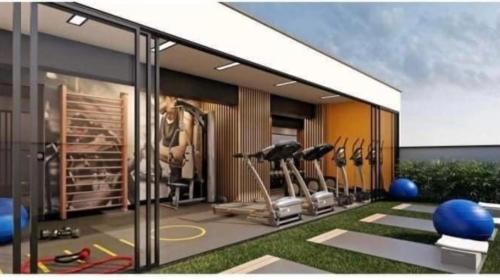 um ginásio com equipamento de exercício no lado de um edifício em Massimo Apartament em Lima