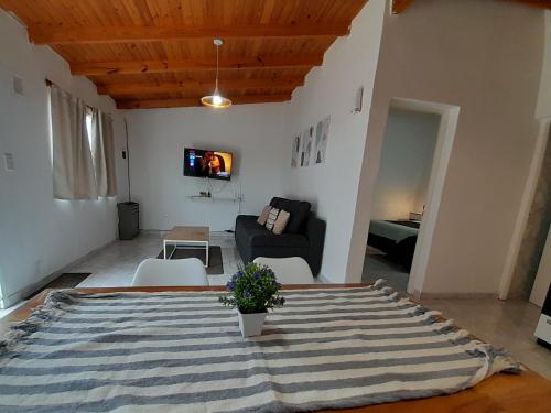 sala de estar con sofá y mesa en AYRES DEL SUR Patagonia en Río Gallegos