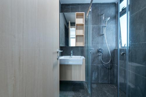 The Luxe, KLCC by CH Homes في كوالالمبور: حمام مع حوض ودش
